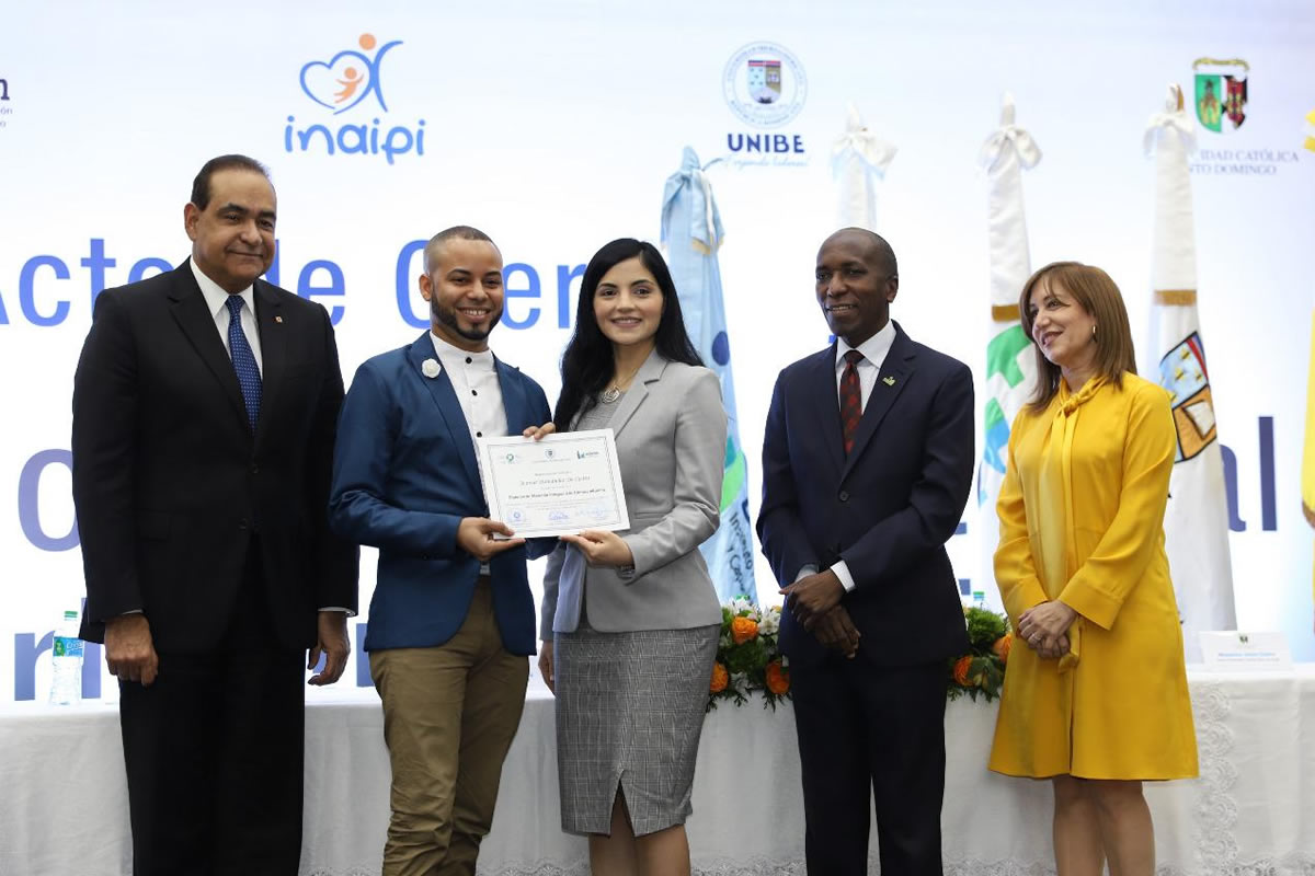 Rector de UNIBE, Directores del INAIPI e INAFOCAM y la Representante de la OEI en la RD, entregando certificados a los egresados del Diplomado